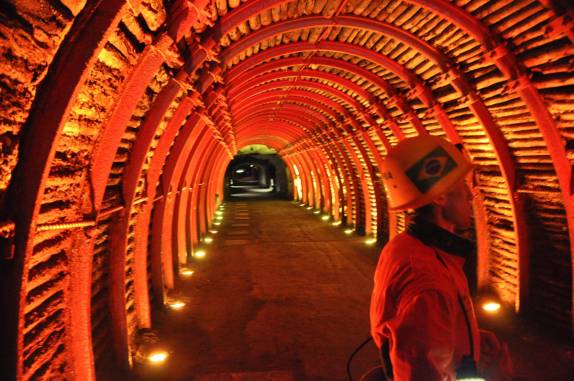 Entrada da mina onde está a Catedral de Sal, em Zipaquirá, próximo à Bogotá, na Colômbia. Apesar do capacete, o guia não é brasileiro!